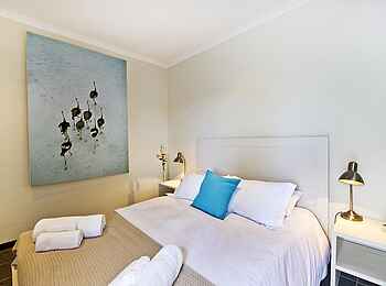 Galton House: Doppelbett im Straußenzimmer