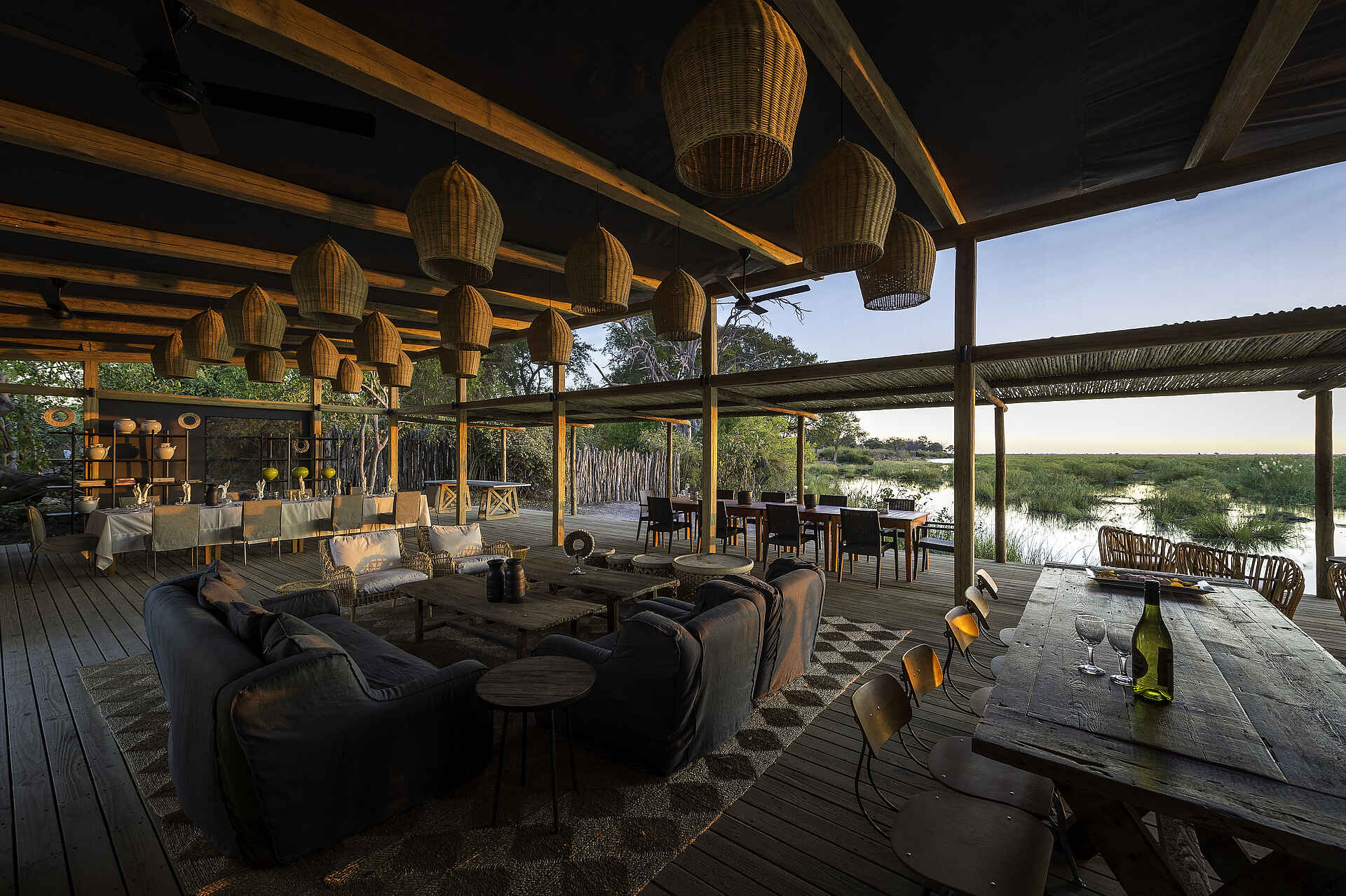 Linyanti Tented Camp, Linyanti-Konzession, Linyanti-Sümpfe, Wilderness Safaris, Hauptgebäude, Sessel, Sofa, Veranda, Adventure Camp