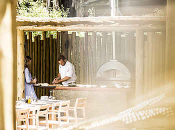 Mombo Camp: Pizza vom Mombo-Deck Mombo Camp: Pizza vom Mombo-Deck