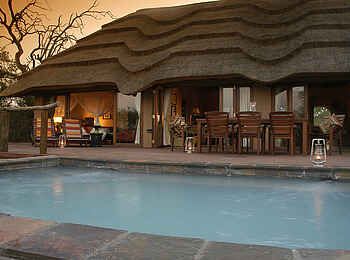 Motswiri Private Safari Lodge: Blick vom privaten Pool auf die Family Villa Motswiri Private Safari Lodge: Blick vom privaten Pool auf die Family Villa