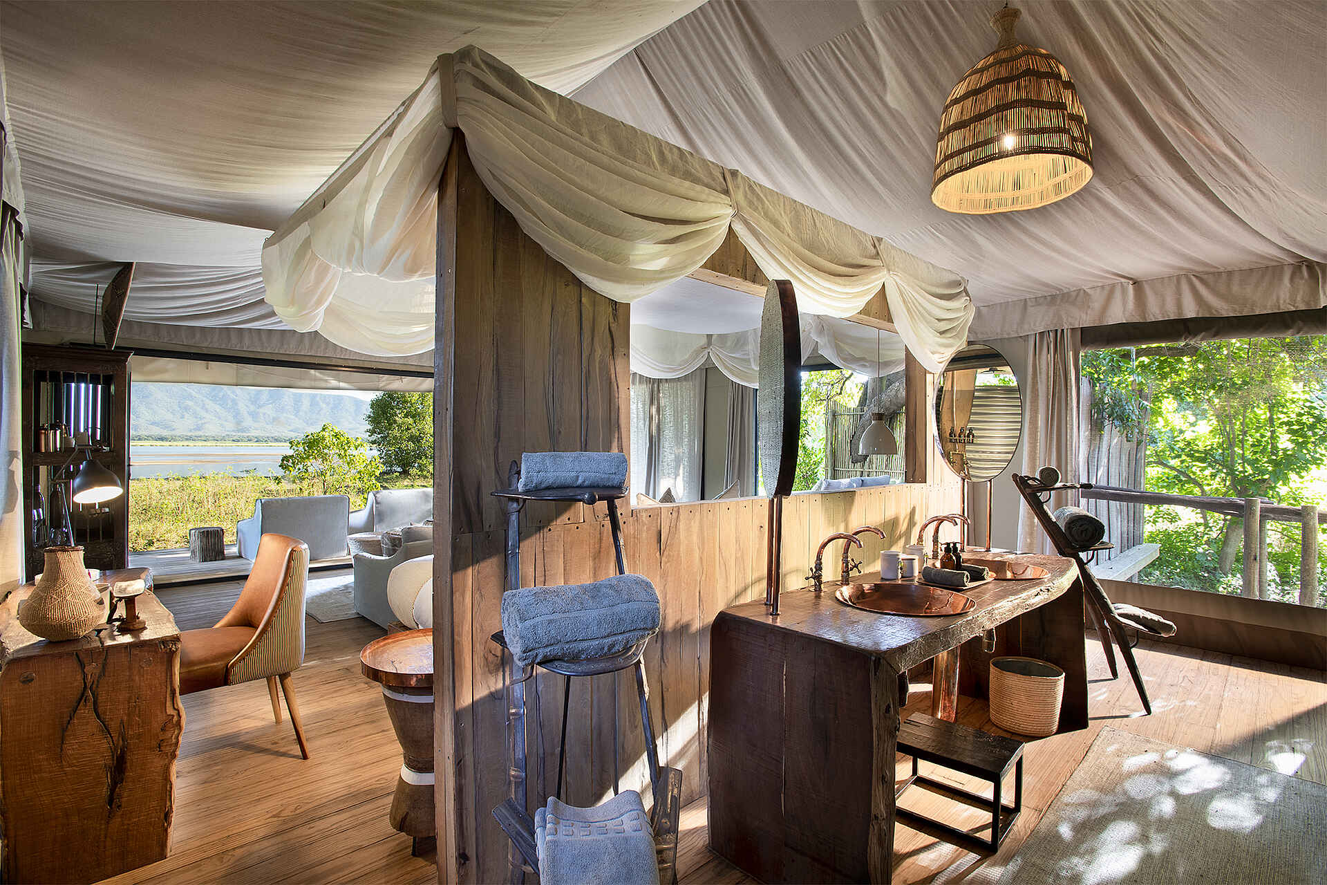 Afrikarma, Afrikarma Safaris, Afrikarma Safaris - Wildnis. Hautnah., Afrikarma.de, Nyamatusi Camp, Bäume, Handtücher, Holzboden, Holzstuhl, Holztisch, Holzwand, Lampen, Mülleimer, Ornamente, Schreibtisch, Sofa, Spiegel, Ständer, Stuhl, Teppich, Vase, Zwei Waschbecken