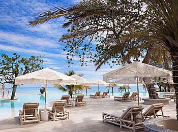 Bawe Island: Liegen am Pool