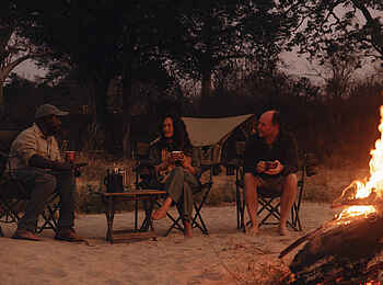 Charlie Ruaha Safari Camp: Hanging out am Feuer