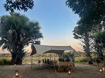 Charlie Ugalla Safari Camp: Sundowner am Fluß