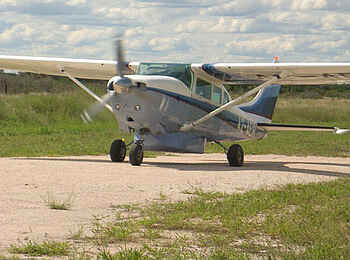 Edo's Camp: Ankunft per Flugzeug Edo's Camp: Ankunft per Flugzeug