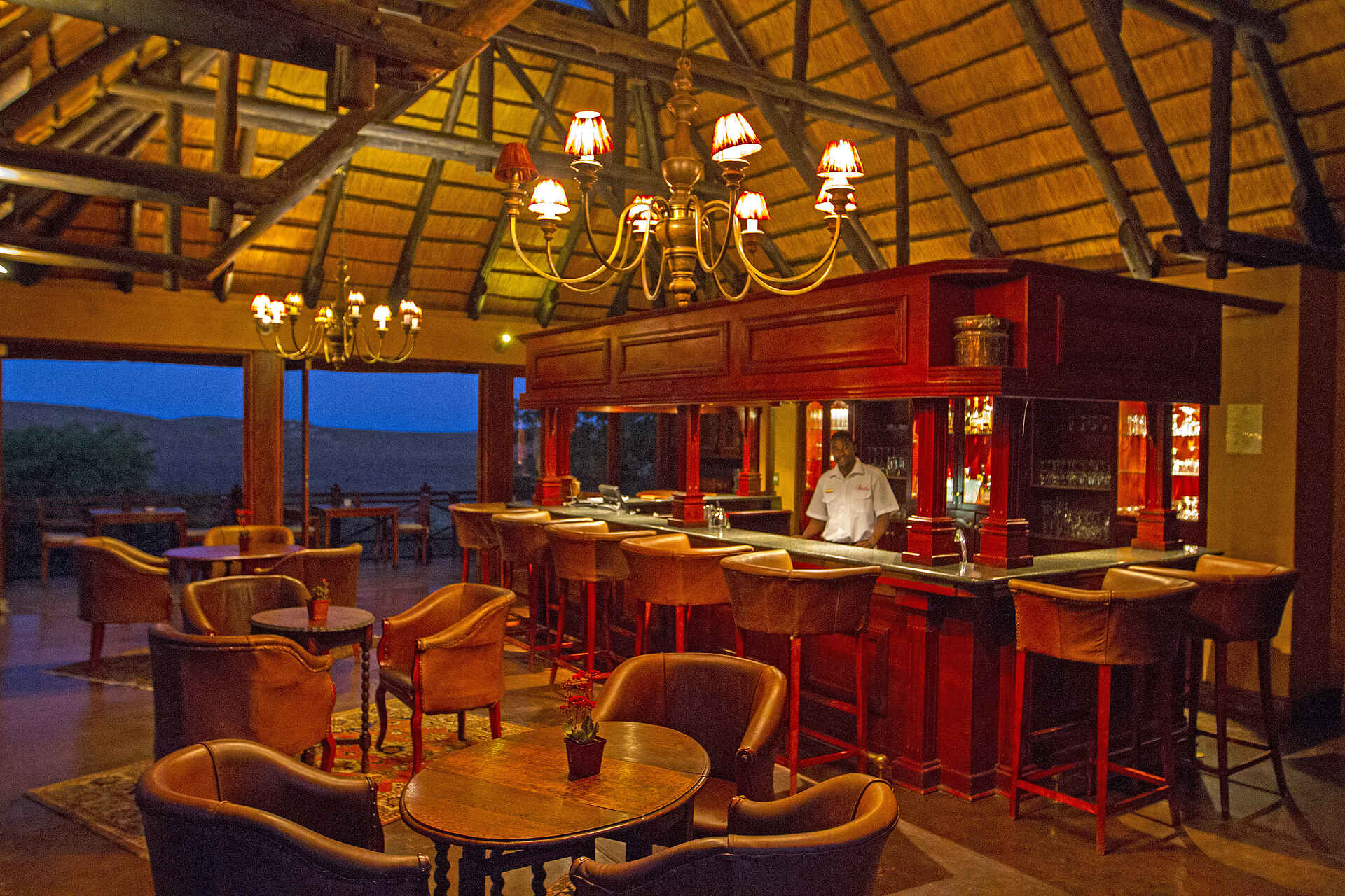 Epacha Game Lodge & Spa, Epacha Private Game Reserve, Epacha Wildtierreservat, Etosha Nationalpark, Bar, Poolbar, Tresen, Afrikarma, Afrikarma Safaris, Afrikarma Safaris – Wildnis. Hautnah., afrikarma.de