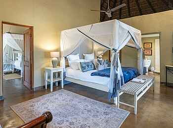 Kambaku Safari Lodge Südafrika: Das zweite Schlafzimmer im Familienchalet mit Verbindungstür Kambaku Safari Lodge Südafrika: Das zweite Schlafzimmer im Familienchalet mit Verbindungstür