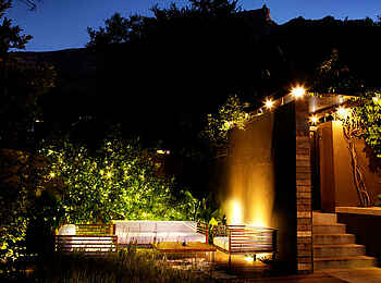 Kensington Place Boutique-Hotel: Der Garten am Abend