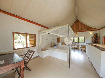 Kinasi Lodge: Helles Schlafzimmer im Azania Bungalow Kinasi Lodge: Helles Schlafzimmer im Azania Bungalow