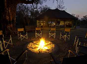 Little Makalolo Camp: Feuer vor dem Camp Little Makalolo Camp: Feuer vor dem Camp