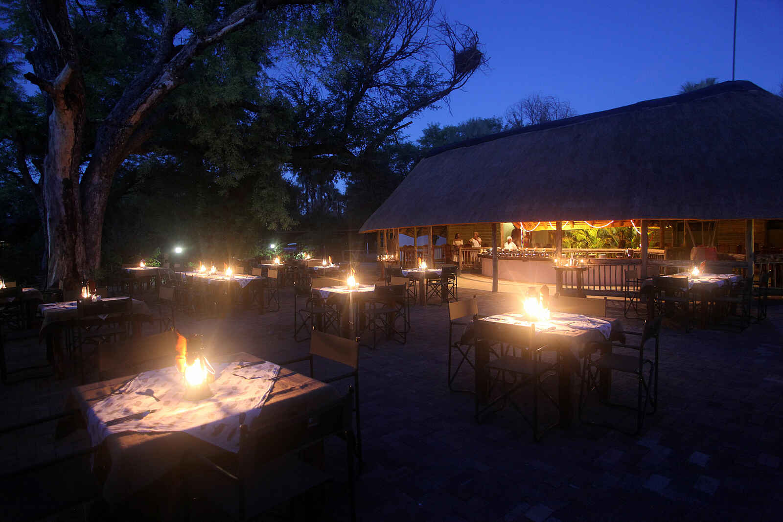 Nata Lodge: Restaurant abends Nata Lodge: Restaurant abends