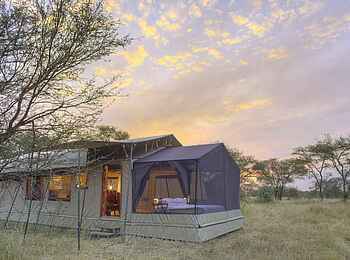 Olakira Camp: Gästezelt von Außen Olakira Camp: Gästezelt von Außen