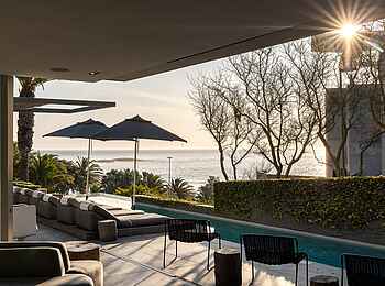 POD Camps Bay Boutique Hotel: Pool und Liegebereich
