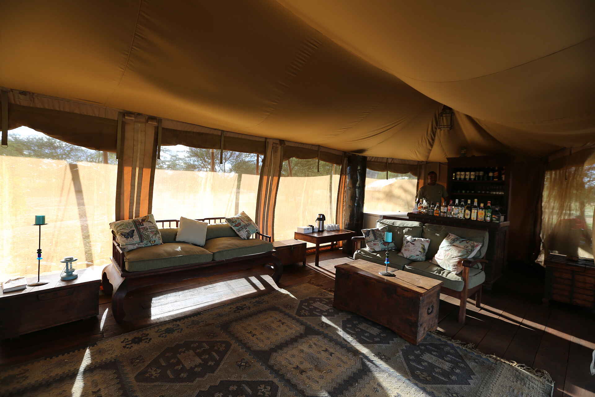 Ronjo Camp: Sitzecke und Bar Ronjo Camp, Serengeti, Tanganyika Expeditions, Bar, Loungezelt, Sofa, Afrikarma, Afrikarma Safaris, Afrikarma Safaris - Wildnis. Hautnah., Afrikarma.de
