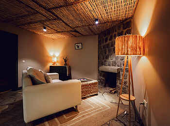 Sambora Kinigi Lodge: Kamin