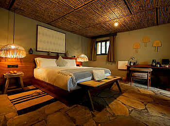 Sambora Kinigi Lodge: Schlafbereich und Schreibtisch
