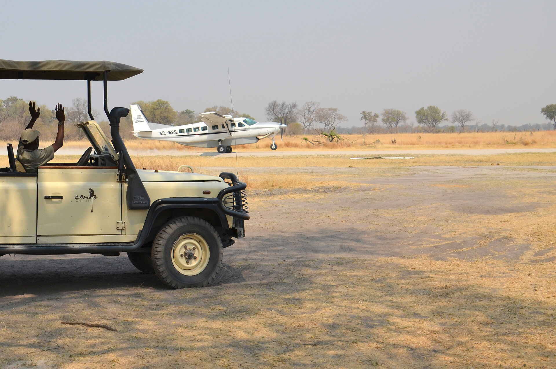 Sango Safari Camp: Am Khwai Airstrip Bush Ways, Khwai River, Moremi Game Reserve, NG 19, Okavango-Delta, Sango Safari Camp, Airstrip, Cessna, Game Drive, Geländefahrzeug, Kleinflugzeug, Afrikarma, Afrikarma Safaris, Afrikarma Safaris - Wildnis. Hautnah., Afrikarma.de