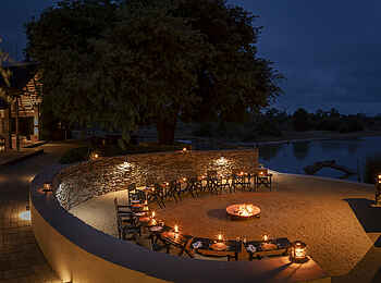 Simbavati Waterside Lodge: Dinner in der Boma Simbavati Waterside Lodge: Dinner in der Boma