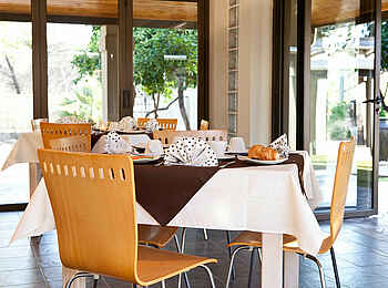 Villa Violet: Frühstückstisch