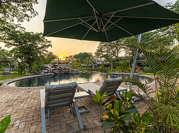 Waterfalls Lodge: Am Pool