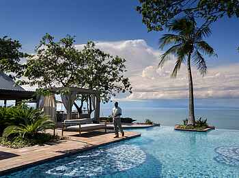 Bumi Hills Safari Lodge: Palme im Infinity Pool Bumi Hills Safari Lodge: Palme im Infinity Pool