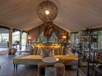 Gomoti Private Camp: Eckige Couch