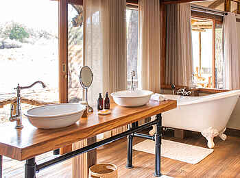 Kwara Camp: Gästezimmer Waschtisch Badewanne Kwara Camp: Gästezimmer Waschtisch Badewanne