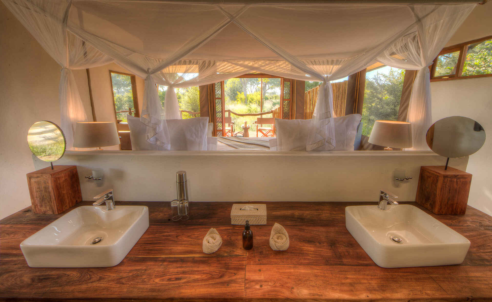 Afrikarma, Afrikarma Safaris, Afrikarma Safaris. Wildnis. Hautnah., Afrikarma.de, Bad, Doppelwaschbecken, Modern, Seife, Spiegel, Wasserhahn