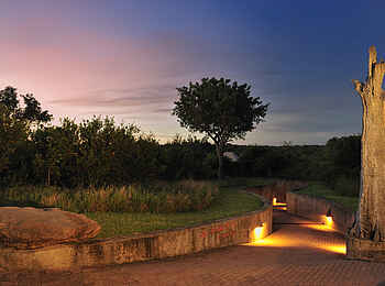 Sabi Sabi Earth Lodge: Abgang zum Eingang Sabi Sabi Earth Lodge: Abgang zum Eingang