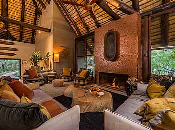 Sabi Sabi Little Bush Camp: Lounge mit Kamin
