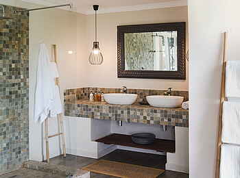 Simbavati River Lodge: Badezimmer Ansicht mit Waschbecken