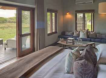 &Beyond Phinda Zuka Lodge: Blick vom Schlafzimmer auf die Terrasse &Beyond Phinda Zuka Lodge: Blick vom Schlafzimmer auf die Terrasse
