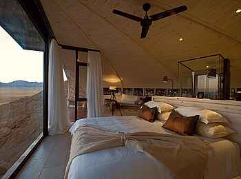 Desert Whisper Villa: Gästebungalow Bett