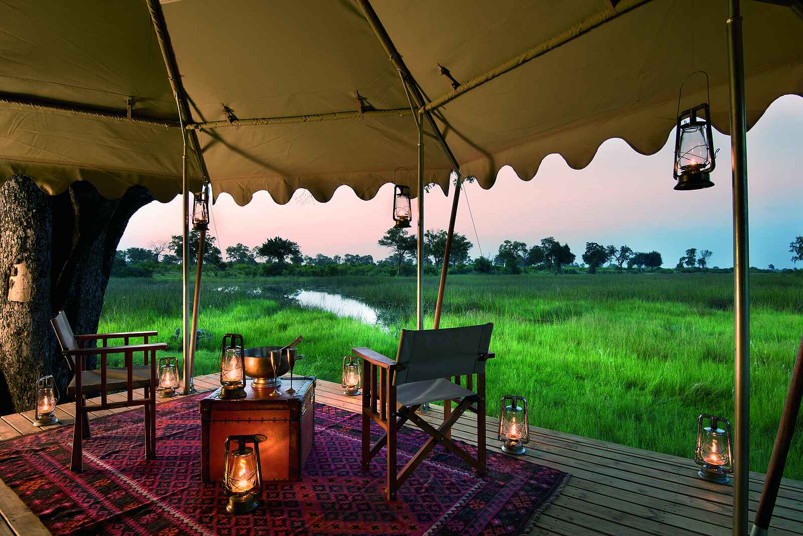 Duba Expedition Camp: Terrasse im Abendlicht Duba Expedition Camp: Terrasse im Abendlicht