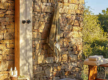 Ecca Lodge: Außendusche Ecca Lodge: Außendusche