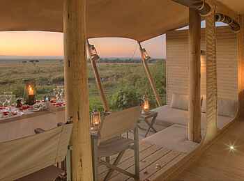 Kichwa Tembo Tented Camp: Gedeckter Tisch auf der Veranda Kichwa Tembo Tented Camp: Gedeckter Tisch auf der Veranda