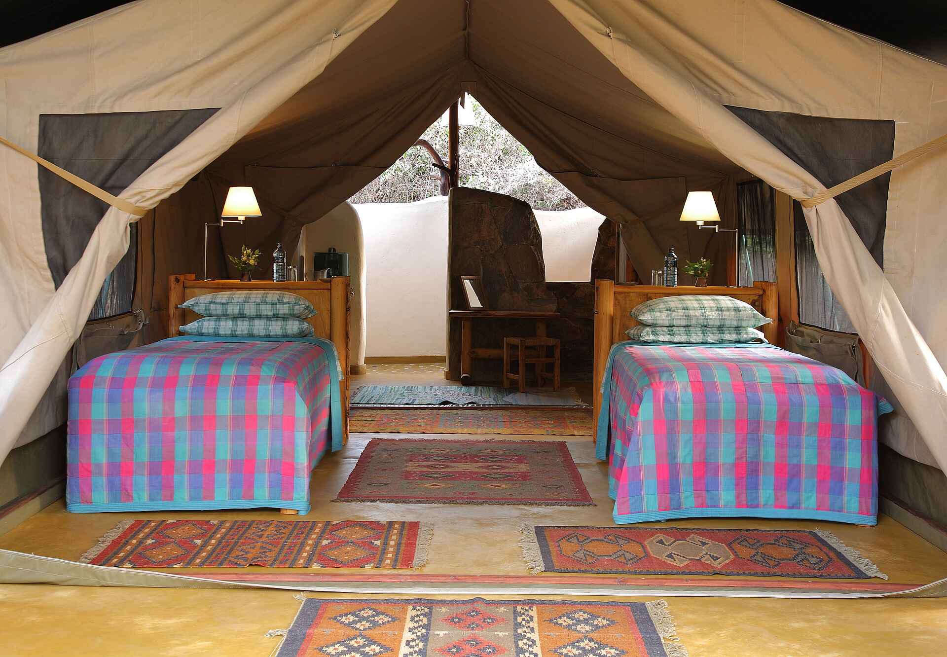 Afrikarma, afrikarma.de, Bäume, Brazzameerkatze, Buschwanderung, Cheli & Peacock, Cheli and Peacock, Grevyzebra, Guided Walk, Guided Walks, Kenia, Kenya, Kitich, Kitich Camp, Mathews Mountain Range, Mathew's Mountain Range, Namunyak, Namunyak Conservation, Namunyak Reserve, Namunyak Schutzgebiet, Ngeng, Ngeng River, Nordkenia, Northern Kenya, Panther, Regenwald, Reise, Reiseveranstalter, Safari zu Fuß, Schwarzer Panther, Seidenturako, Stummelaffe, Wald, Wildnis, www.afrikarma.de, Gäste, Gästezelt, Guest Tent, Twin Room, Twins