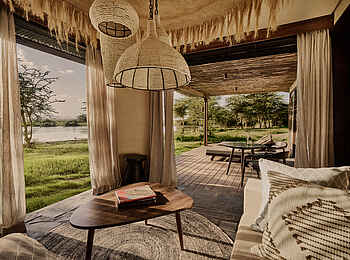 Kitirua Plains Lodge: Wohnbereich und Terrasse