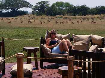 Mukambi Busanga Plains Camp: Entspannung auf dem Aussichtsdeck Mukambi Busanga Plains Camp: Entspannung auf dem Aussichtsdeck