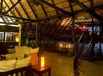Mukambi Safari Lodge: Hauptgebäude - Lounge Mukambi Safari Lodge: Hauptgebäude - Lounge