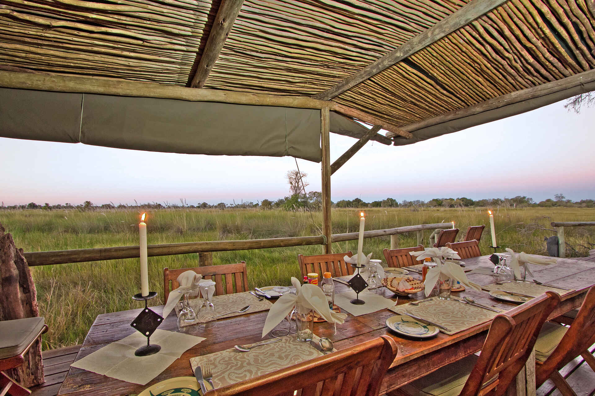 Oddball's Enclave Camp, Footsteps in Africa, Lodges of Botswana, Moremi Game Reserve, NG 27B, Okavango-Delta, Deck, Lunch, Vordach, Afrikarma, Afrikarma Safaris, Afrikarma Safaris - Wildnis. Hautnah., Afrikarma.de