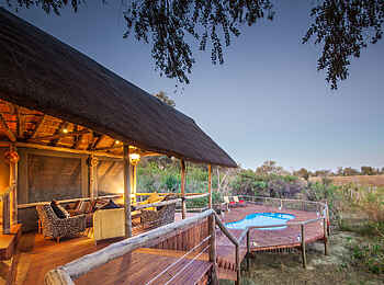 Rra Dinare Camp: Lounge und Pool