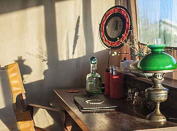 Shu'mata Camp: Schreibtisch aus Holz Shu'mata Camp: Schreibtisch aus Holz