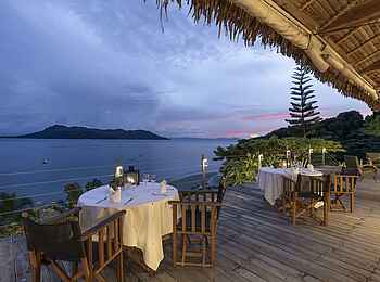 Time + Tide Tsara Komba: Dinner auf der Restaurant Terrasse