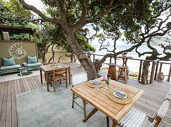 Tintswalo Atlantic Boutique-Hotel: Die Terrasse mit natürlichem Schatten Tintswalo Atlantic Boutique-Hotel: Die Terrasse mit natürlichem Schatten