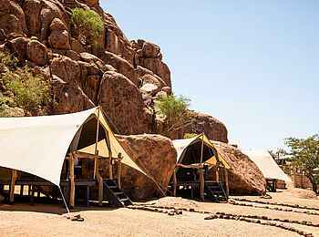 Twyfelfontein Adventure Camp: Blick auf die Standard Zelte Twyfelfontein Adventure Camp: Blick auf die Standard Zelte