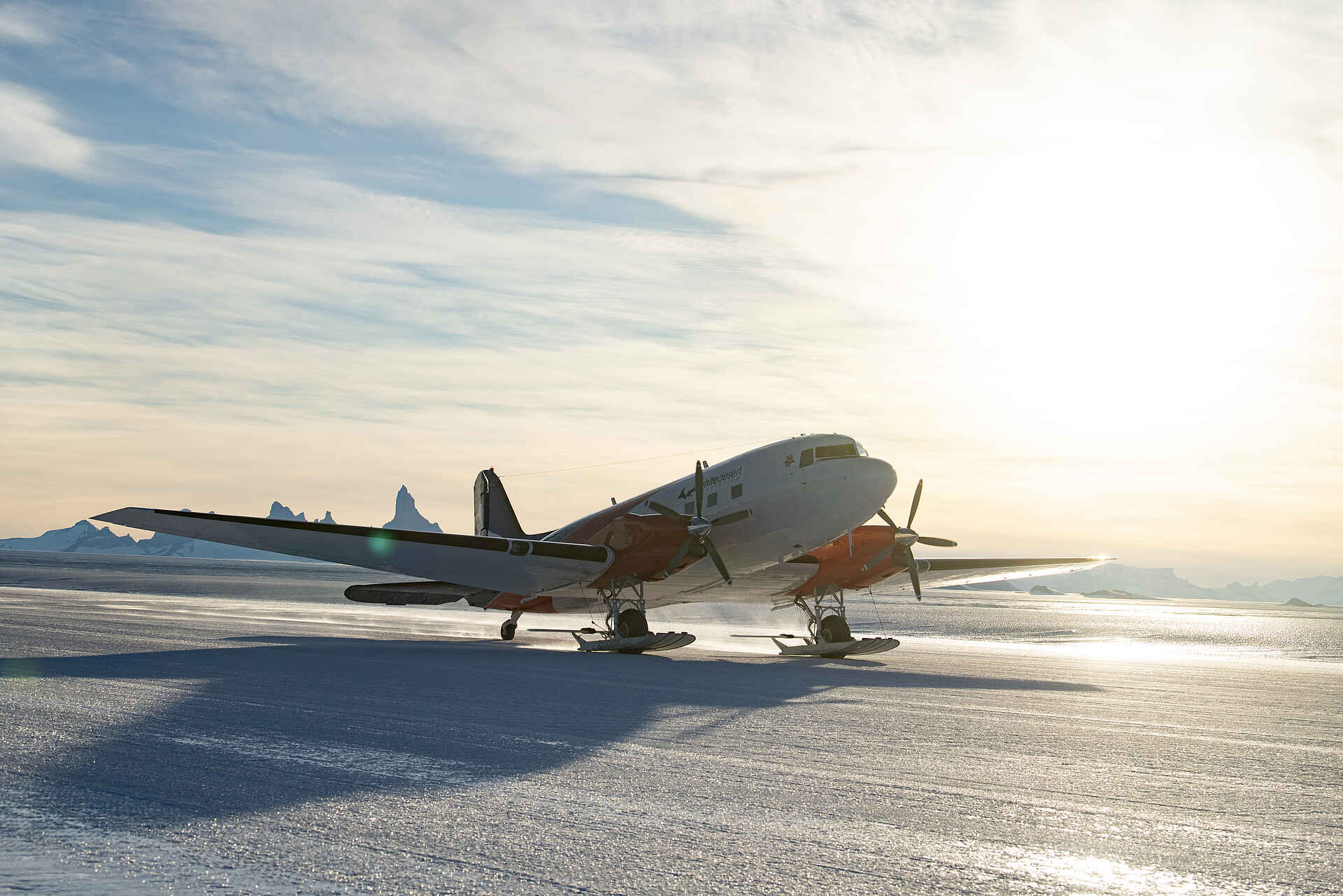 Whichaway Camp: Schneelandung eines Flugzeugs