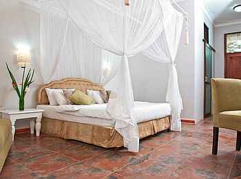 2 Friends Beach Hotel: Gefliestes Zimmer