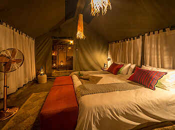 Hwange Bush Camp: Doppelbett und Standventilator