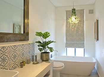 Latitude 0: Gästebad - Wanne und Waschtisch Latitude 0: Gästebad - Wanne und Waschtisch